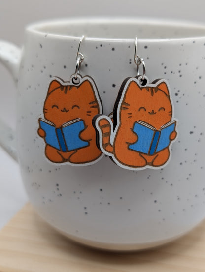 Le chat roux lit des "Dangles"