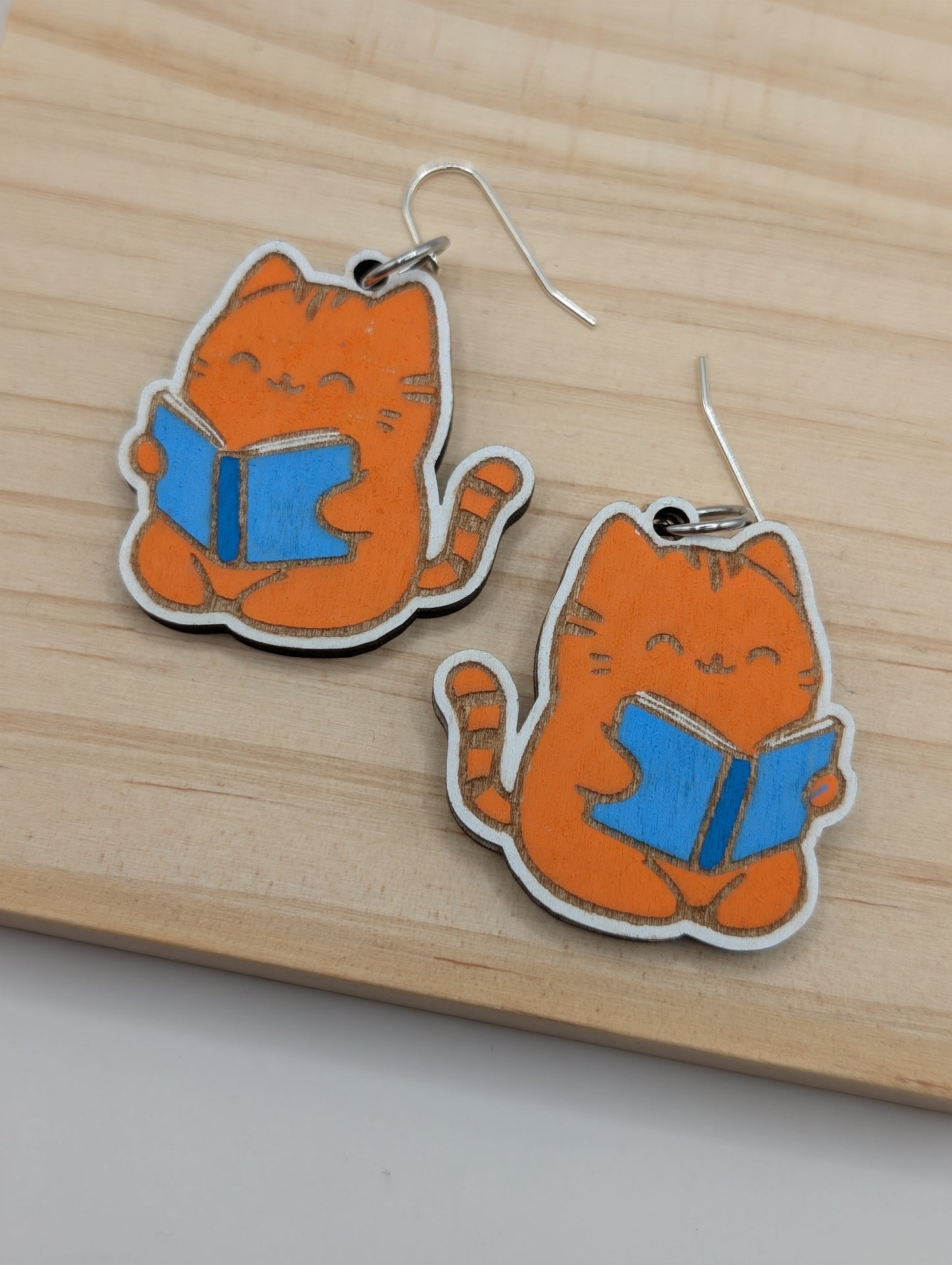Le chat roux lit des "Dangles"