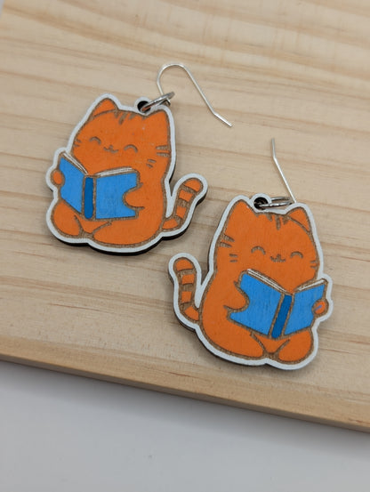 Le chat roux lit des "Dangles"