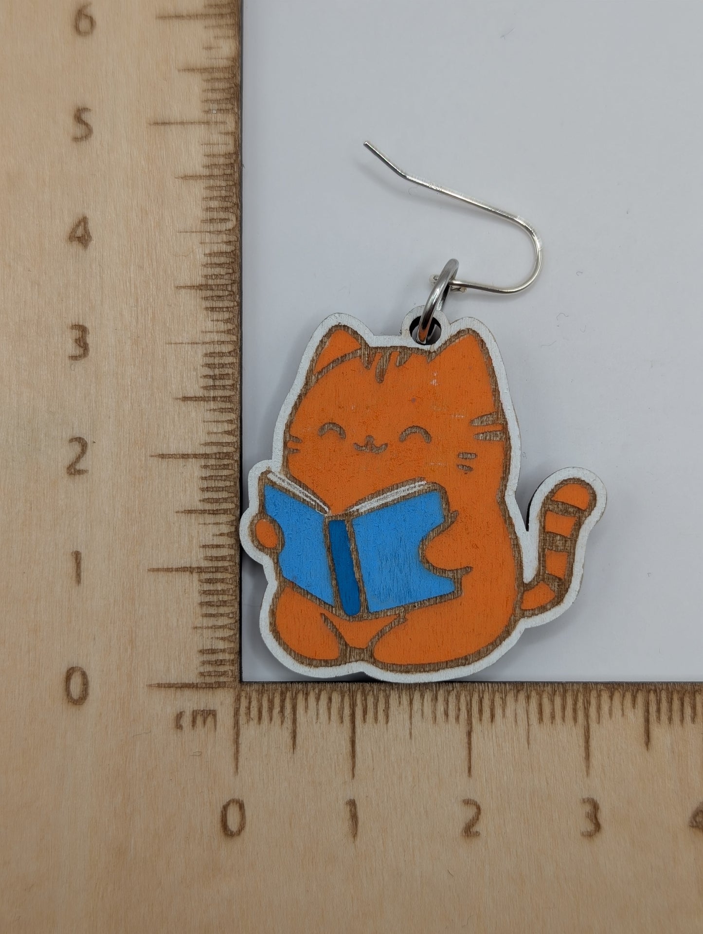 Le chat roux lit des "Dangles"