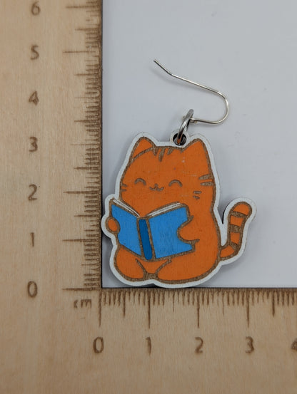 Le chat roux lit des "Dangles"
